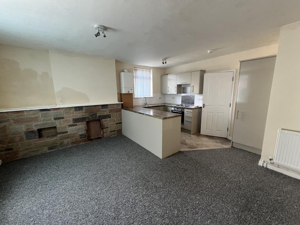 Lot: 128 - MIXED-USE DEVELOPMENT OPPORTUNITY WITH THREE GARAGES AND SIX PARKING SPACES - General view of Ground floor flat kitchen-living room